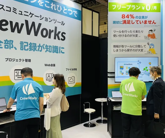 JapanITWeek秋_CrewWorksブース説明中