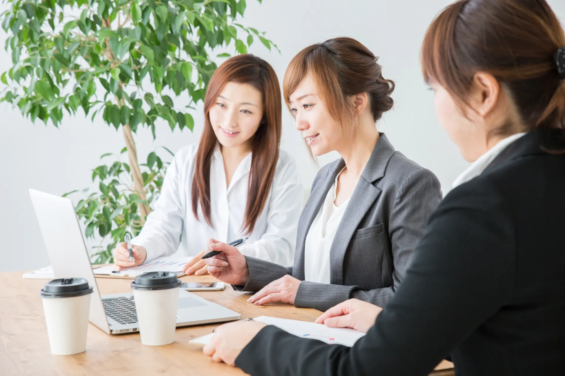 今さら聞けない情報共有を徹底解説！～注目の理由からスムーズに行うためのポイントまで～