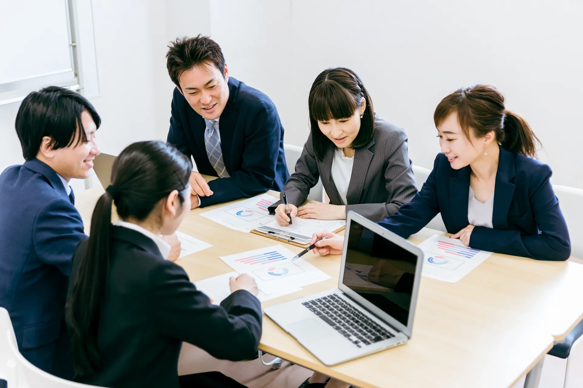 情報共有がチームワークを高める！具体的な手段やコツを解説