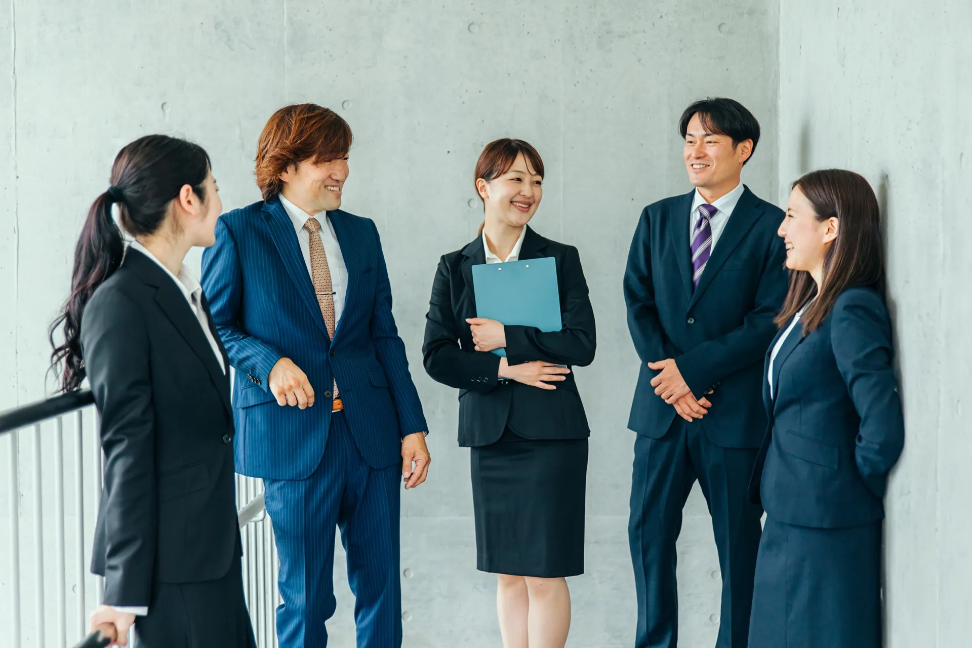 大企業で活用されるビジネスチャット5選を徹底紹介！押さえておくべきポイントも解説