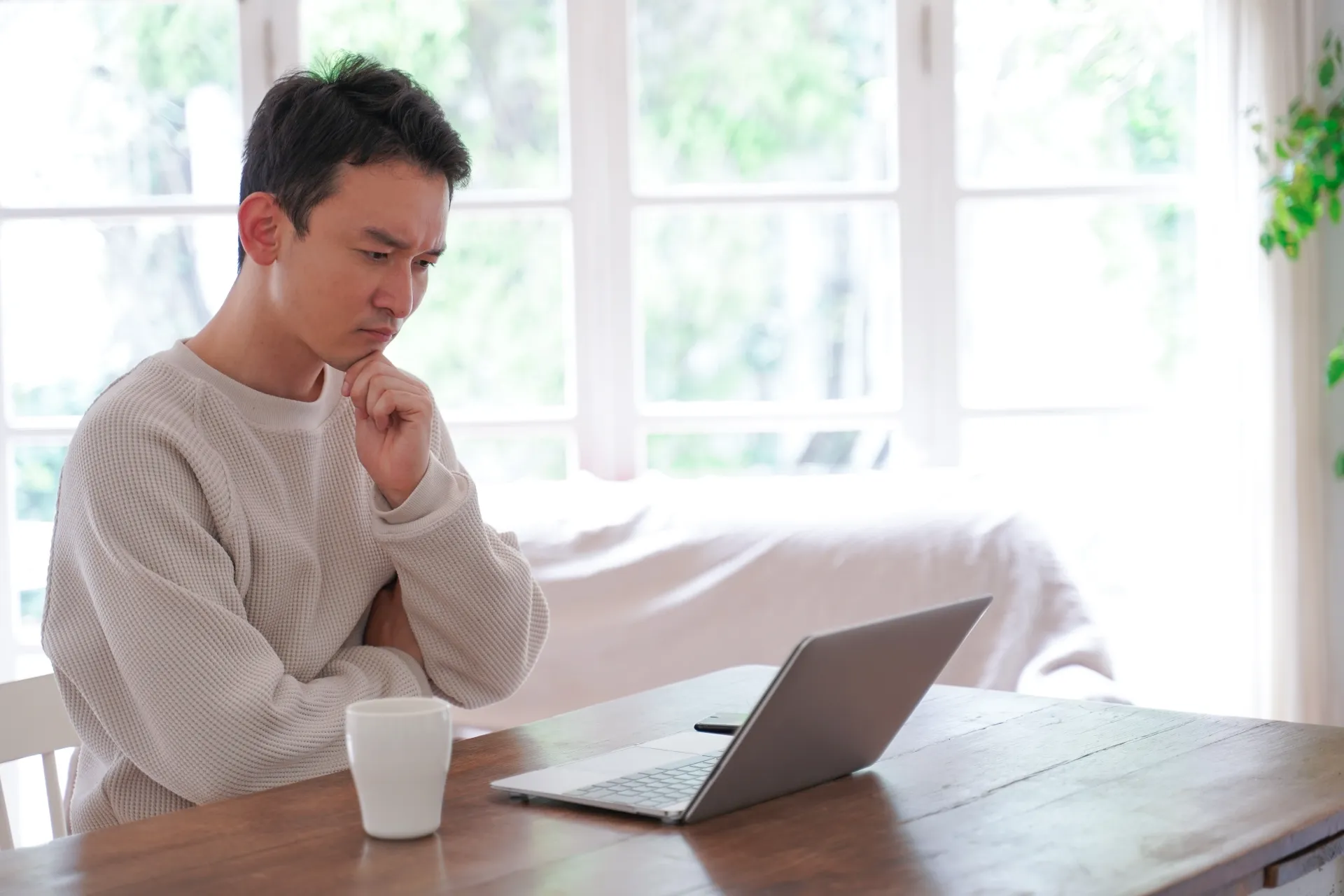 ビジネスチャットで情報共有するデメリット
