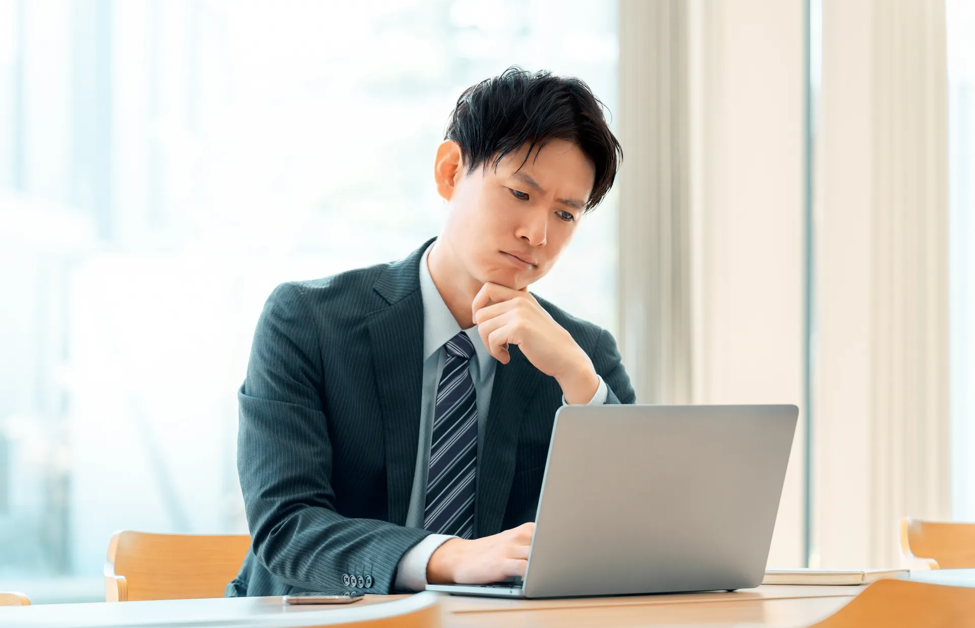 CRMのデメリットは？メリットと導入ステップも解説